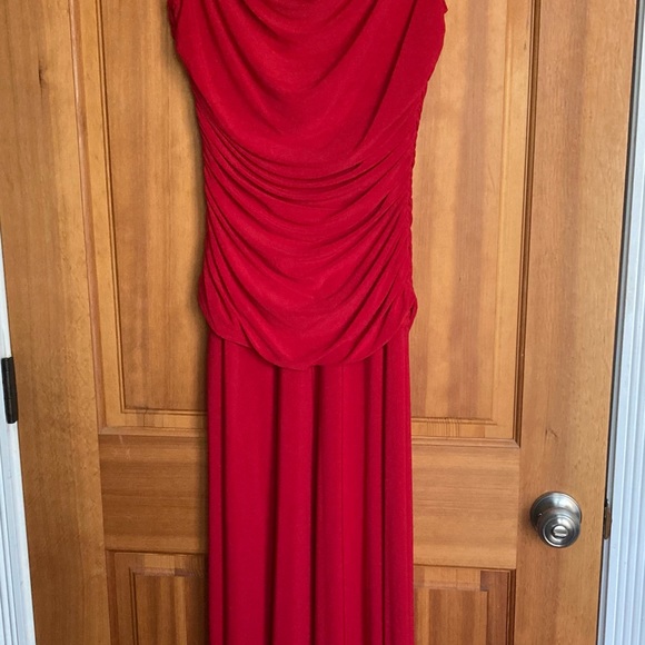 Red floor length evening gown. Great for weddings and galas. - Picture 2 of 11